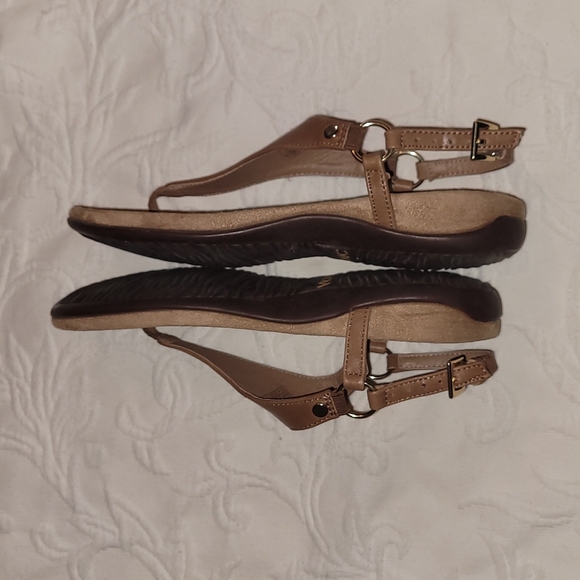 Vionic Kirra sandals tan with gold hardware sz 6 - Picture 4 of 8